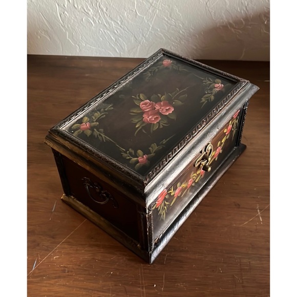 🌹💐Hand-Painted Folk Art Roses Floral Wooden Keepsake Box with Brass Latch🌹💐 - Picture 4 of 9